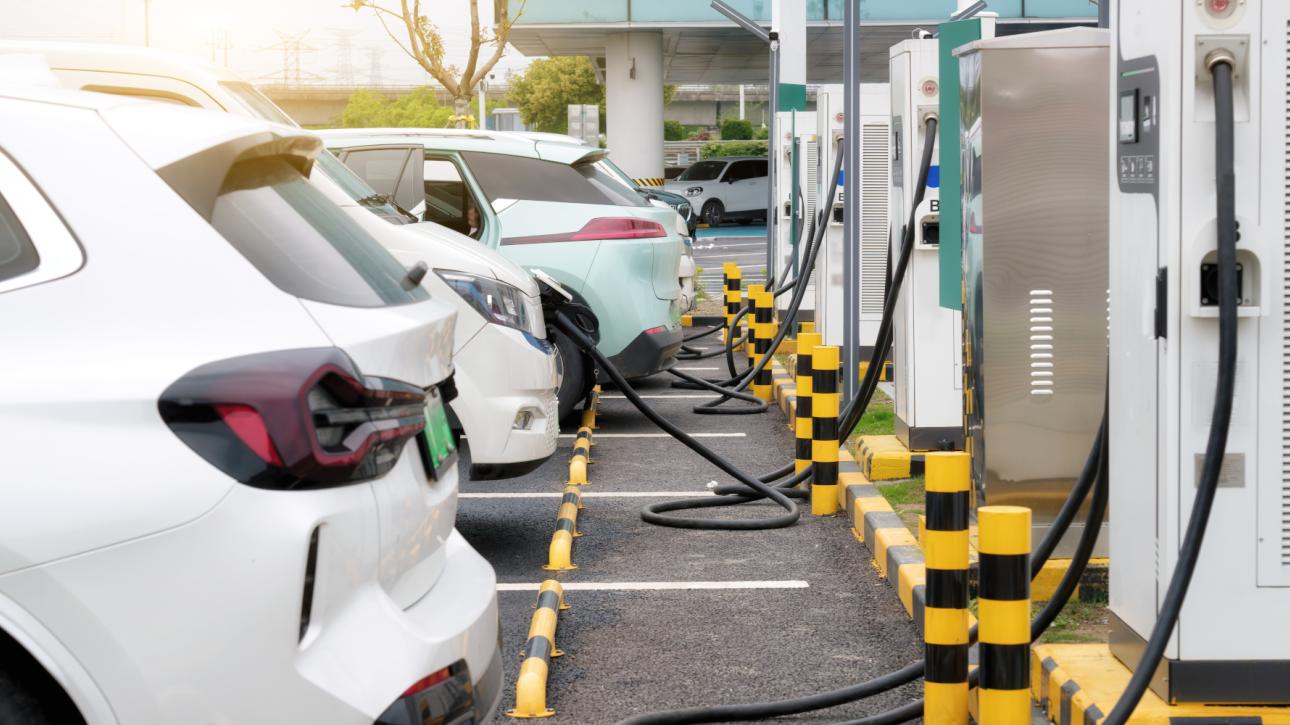 Τα ηλεκτρικά οχήματα επέτρεψαν να εξοικονομηθούν 1,7 εκατ. βαρέλια πετρελαίου σε έναν χρόνο