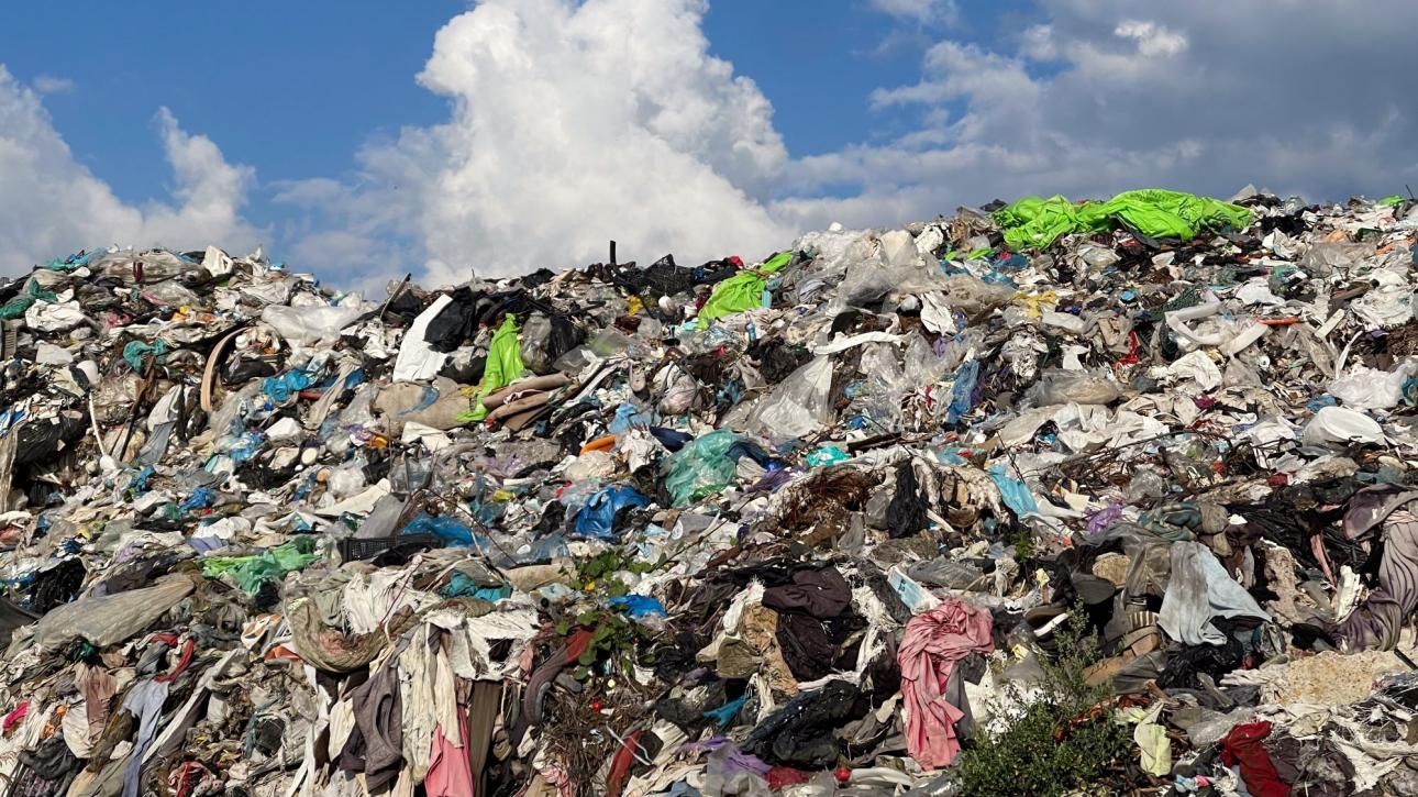 «Πράσινο» φρένο στη μόδα από ΕΕ: Η Κομισιόν βάζει τέλος στην καταστροφή απούλητων ρούχων και υποδημάτων