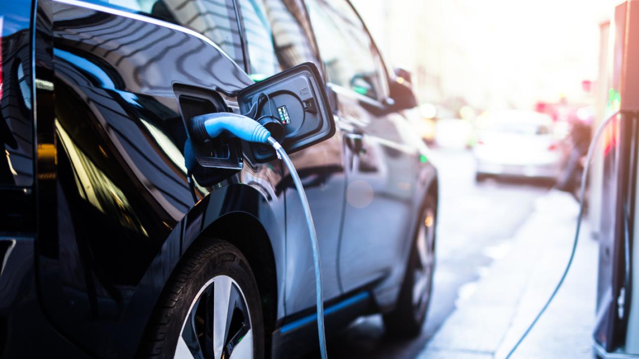 Αυξανόμενο ενδιαφέρον για τα ηλεκτρικά οχήματα δείχνουν οι Ευρωπαίοι, σύμφωνα με έρευνα