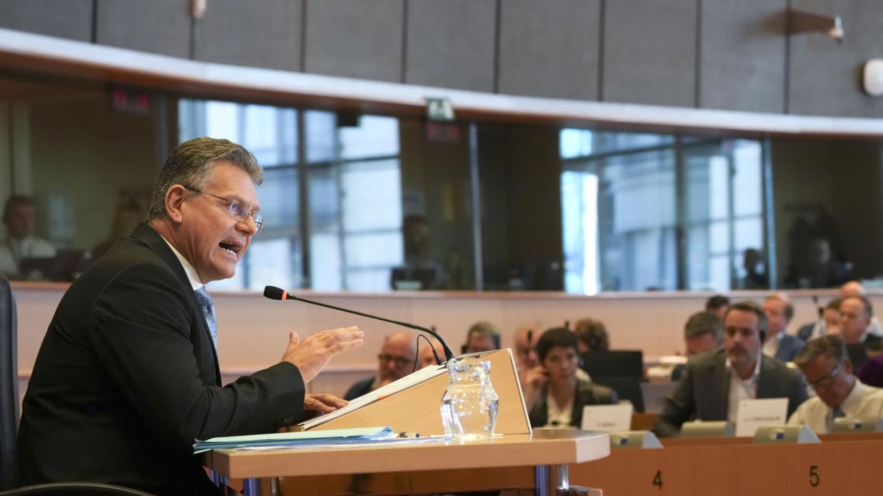 Η ΕΕ βάζει προσωρινά «φρένο» στους ανταποδοτικούς δασμούς προς τις ΗΠΑ
