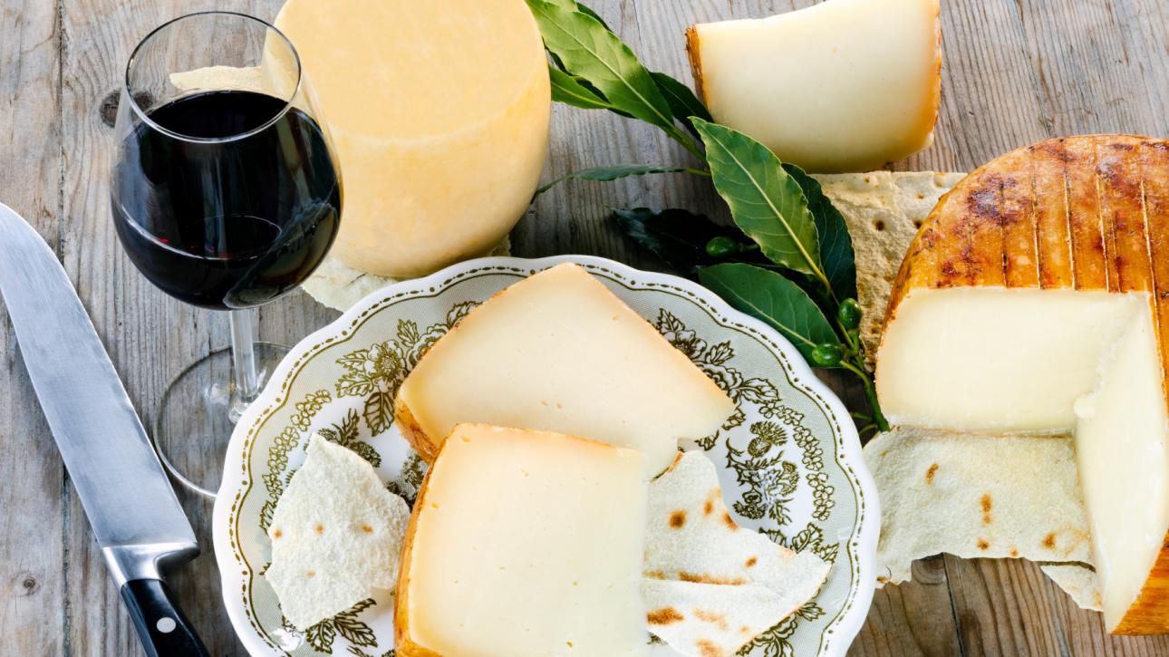 Politico: Η ΕΕ θα ζητήσει εξαίρεση από τους δασμούς Τραμπ για αλκοόλ, ελαιόλαδο, ζυμαρικά και τυριά