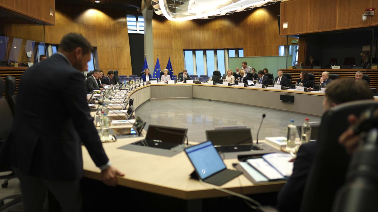 ΕΕ: Δεν επιβεβαιώνει τα περί συμφωνίας με τις ΗΠΑ για τους δασμούς - Έτοιμη η λίστα με τα αντίμετρα