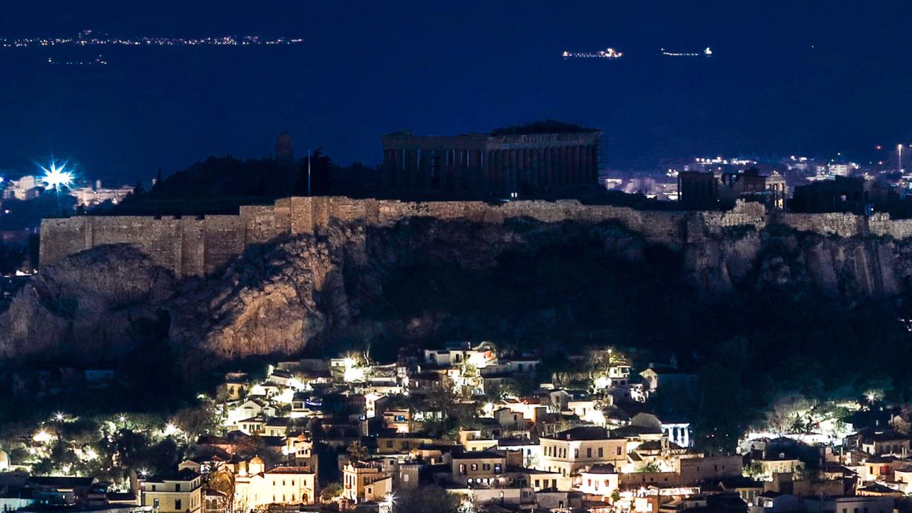 «Ώρα της Γης»: Στο σκοτάδι βυθίστηκε η Ακρόπολη και άλλα κτίρια της Αθήνας, για καλό σκοπό -Δείτε εικόνες